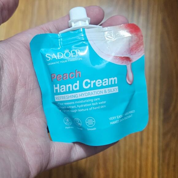 Sadoer Peach Hand Cream ~ Refreshing ~ Hydrating ~ Silky ~ 30G - Picture 1 of 2
